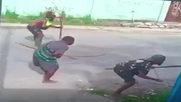 اشتباكات بالسهام.. تفاصيل صراع مسلح بين قبائل غينيا في شوارع العاصمة