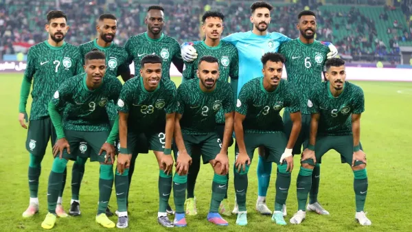 الأخضر يستعد للمنافسة" .. موعد مباراة السعودية و عمان في كأس العرب والقنوات الناقلة 2025