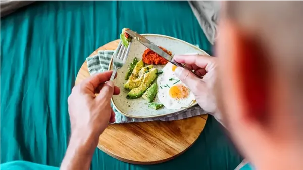 الأطعمة الغنية بالدهون الصحية التي تدعم القلب وتساهم في الحفاظ على الوزن وصحة الدماغ