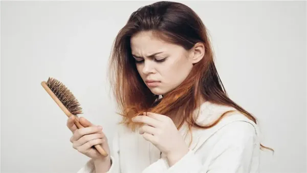 الإجهاد وتأثيره المباشر على تساقط الشعر: كيف يعطل ضغط العمل دورة نمو الشعر؟