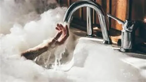 الاستحمام بالماء الساخن وتأثيره على البشرة: أخطاء شائعة تعرض صحتك وجمالك للخطر