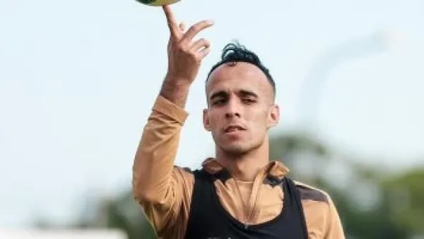 البنك الأهلي يراقب موقف ناصر منسي مع الزمالك تحسباً لرحيل أسامة فيصل