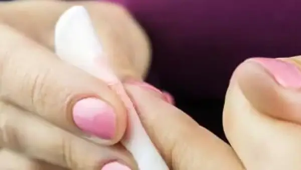 التصق صمغ الأظافر بجلدك؟ لا تفركيه.. إليكِ الحل بمكونات من مطبخك.