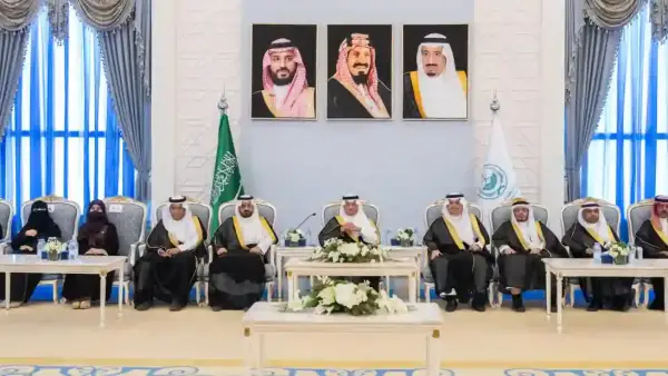 محافظ الأحساء يكرم المدارس المتميزة في برنامج تميز والتقويم المدرسي