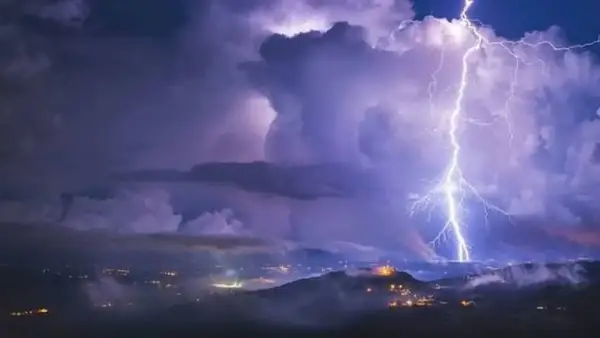 الجو هيقلب فجأة! أمطار رعدية واضطرابات جوية تضرب 3 ولايات وتحذير رسمي للساعات الجاية