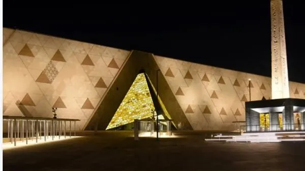 الذكاء الاصطناعي يضع صورتك بالزي الفرعوني بجانب تمثال رمسيس الثاني في المتحف الكبير.