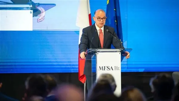 الرقابة المالية تلزم صناديق التأمين الحكومية بالاستثمار في وثائق الأسهم المفتوحة لتعزيز إدارة الأموال