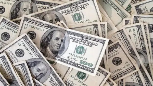 الرقم الجديد يصدم الأسواق.. انفجار مفاجئ في سعر صرف 100 دولار مقابل الدينار العراقي اليوم