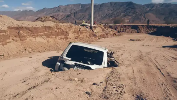 السيول في السعودية تجرف المركبات وتهدد حياة السائقين في مشاهد مروعة