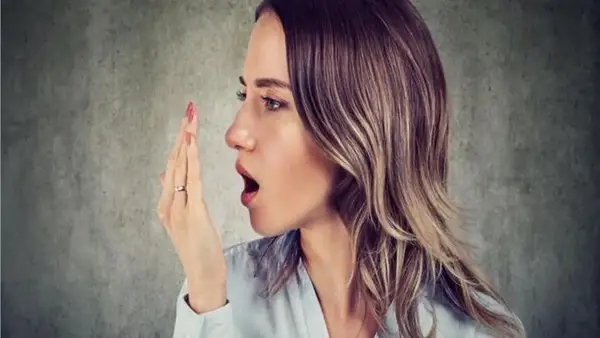 الشاي الأخضر على الريق يعزز التخلص الطبيعي من رائحة الفم الكريهة الصباحية