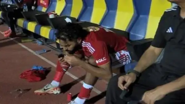 الشنكار.. من درع للساق إلى صور الأحباب ورسائل خاصة فى ملاعب الكرة