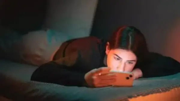 الضوء الأزرق المنبعث من هاتفك يوقف إنتاج هرمون النوم في دماغك