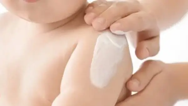 الطفح الجلدي والجفاف.. 5 أخطاء شائعة في العناية ببشرة حديثي الولادة