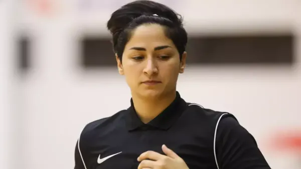 العنود الأسمري تقود أول مباراة رسمية لحكم سعودية وتعيد تشكيل المشهد الرياضي