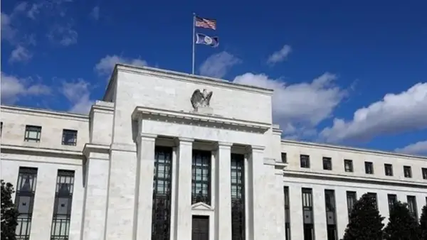 الفيدرالي الأمريكي يحذر من تباطؤ نمو التوظيف مع استمرار توسع الاقتصاد بوتيرة معتدلة