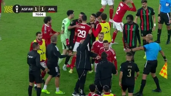 الكاف يحيل الأحداث المثيرة في مباراة الأهلي والجيش الملكي إلى لجنة الانضباط للتحقيق