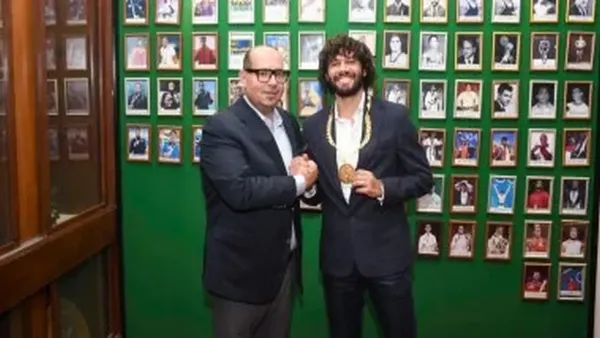 النني سفير اللجنة الأولمبية وياسر إدريس يمنحه القلادة الذهبية تعبيرًا عن تقدير القطاع الرياضي