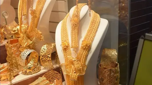 انخفاض أسعار الذهب في التعاملات المسائية اليوم يعيد السوق إلى اتجاه التراجع