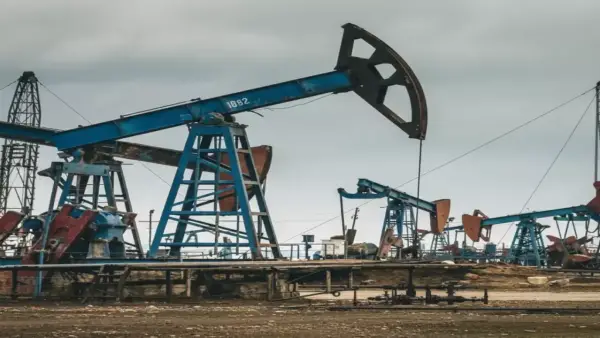 انخفاض أسعار النفط إلى أدنى مستوى منذ مايو يثير تحذيرات من فائض يهدد الاستقرار الاقتصادي