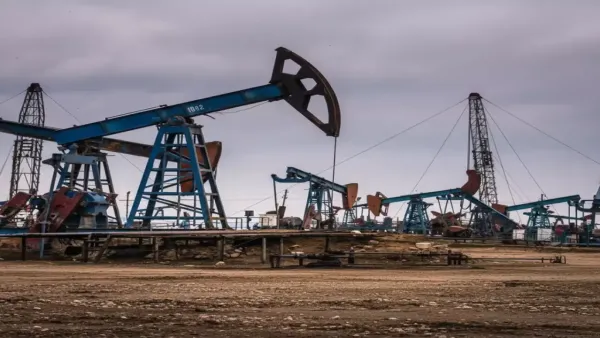 انخفاض أسعار النفط إلى 61 دولارًا يعيد تسليط الضوء على خطر فائض الإمدادات وأثره على سوق الطاقة العالمية