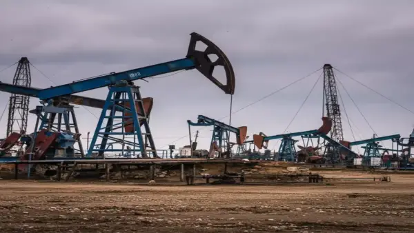 انخفاض أسعار النفط إلى 61 دولارًا يعيد تسليط الضوء على خطر فائض الإمدادات وأثره على سوق الطاقة العالمية