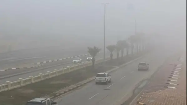 انخفاض الرؤية وانتشار الضباب يغلق الأجواء أمام السائقين في معظم مناطق البلاد خلال الساعات المقبلة