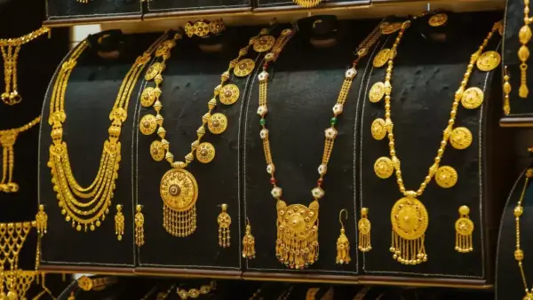 انهيار أسعار الذهب في اليمن يغير مشهد السوق بين صنعاء وعدن بأسعار متفاوتة بشكل حاد