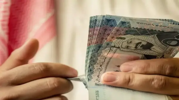 انهيار الريال السعودي إلى 140 في عدن يعكس تأزّم الاقتصاد وتداعيات سياسية حادة