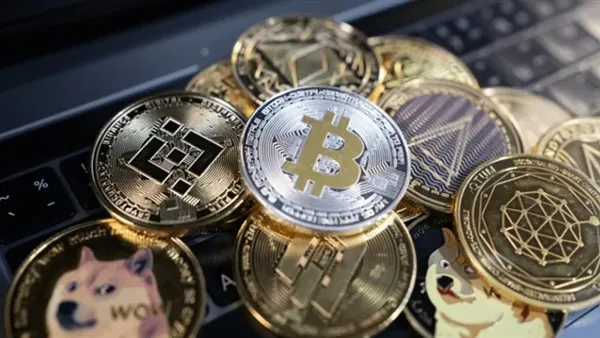 انهيار سوق العملات الرقمية بقيمة تريليون دولار يعيد التفكير في تأثير الدعم السياسي على استقرار القطاع