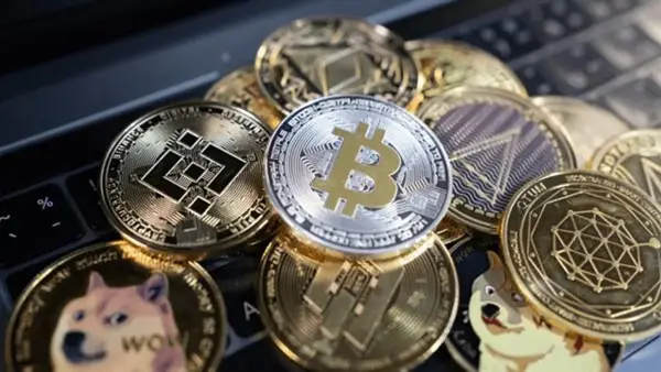 انهيار سوق العملات الرقمية بقيمة تريليون دولار يعيد التفكير في تأثير الدعم السياسي على استقرار القطاع