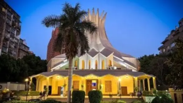 بأضواء عيد الميلاد.. الكاتدرائية الأسقفية بالزمالك تتزين بالكامل لاستقبال قداس العيد الأبرز