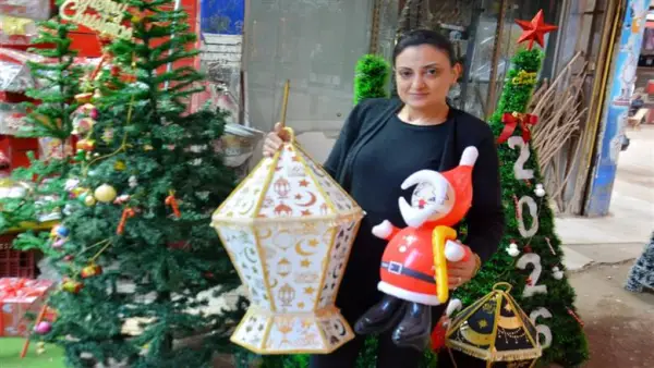 بأيدي مصرية.. زينة الكريسماس في مدينة المحلة تنعش المبيعات قبل رأس السنة