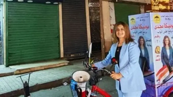 بالدراجة.. مرشحة مجلس النواب مونيكا مجدي تتحدى تقاليد الدعاية الانتخابية في شبرا.
