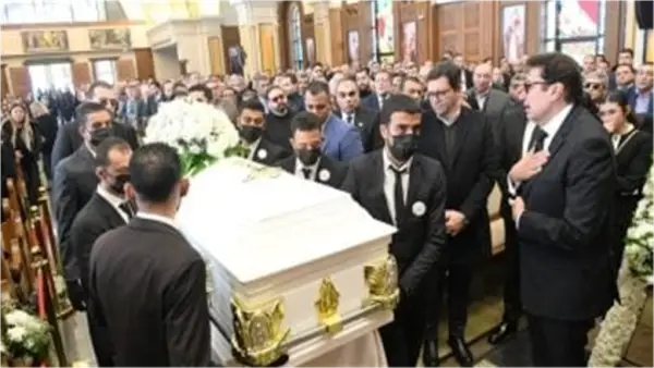 بالدموع والانهيار.. هاني رمزي يودع جثمان والدته عقب أداء صلاة الجنازة بالقاهرة