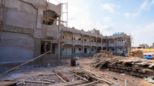 تواصل الأعمال الإنشائية في مدرسة دار السلام النموذجية بعدن بدعم من البرنامج السعودي