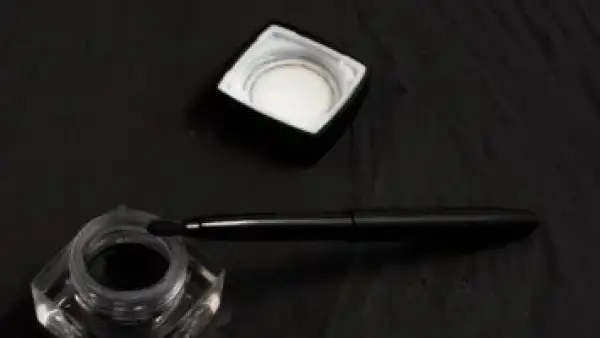 بديل آمن لكحل الأسواق.. طريقة تحضير الكحل الأسود في المنزل بـ 4 مكونات طبيعية