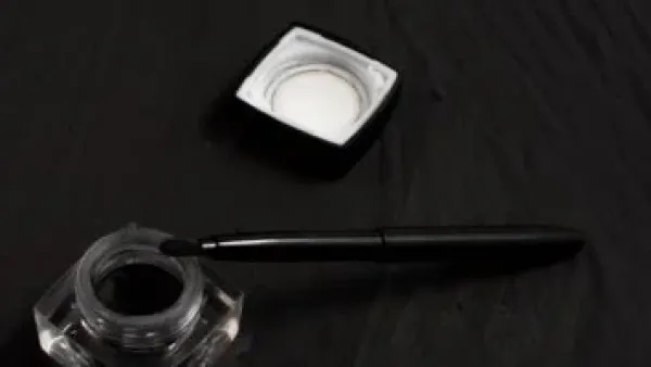 بديل آمن لكحل الأسواق.. طريقة تحضير الكحل الأسود في المنزل بـ 4 مكونات طبيعية