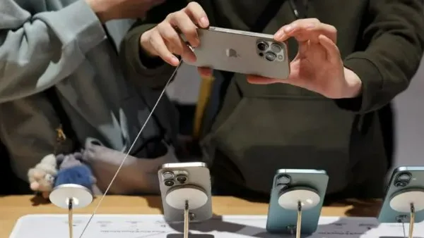 براءة اختراع لآبل ترسم ملامح تصميم آيفون 20: شاشة كاملة وكاميرا تحت الزجاج.