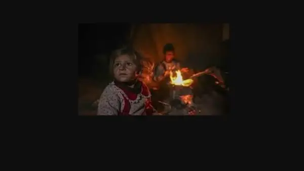 برد غزة القارس يهدد حياة آلاف الأطفال في خيام مهترئة مع انخفاض درجات الحرارة