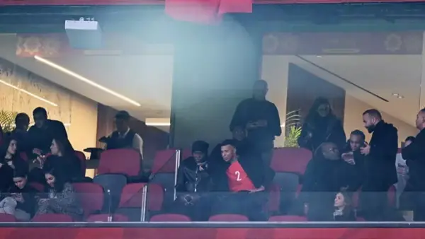 بسبب أشرف حكيمي.. مبابي يظهر في مدرجات منتخب المغرب لمساندة أسود الأطلس