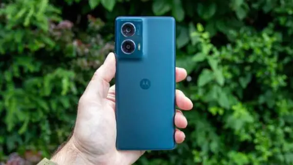 بشاشة منحنية وكاميرا احترافية.. مواصفات هاتف موتورولا Edge 50 Fusion الجديد في الأسواق