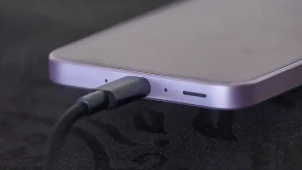 بعد تغيير القوانين.. أوروبا تعتمد هواتف ذكية بلا منافذ عام 2024