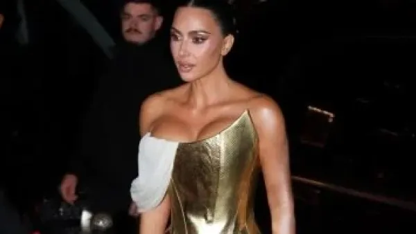 بعد 28 عاماً.. كيم كارداشيان تعيد إحياء فستان كيت موس الأسطوري.