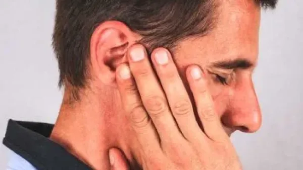 بعيدًا عن المضادات الحيوية.. 9 فيتامينات ومكملات لتسريع الشفاء من التهاب الأذن المؤلم.