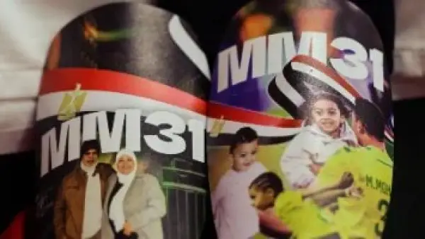 مصطفى محمد يحتفظ بصورة والديه وأبنائه على الشنكار قبل مباراة جنوب أفريقيا.. صور