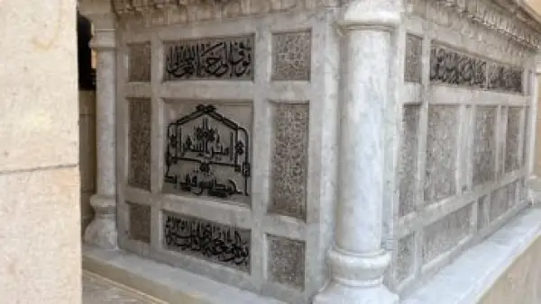 بمشاركة 81 حرفًا.. الصور الأولى لمقبرة أحمد شوقي الجديدة في مشروع الخالدين