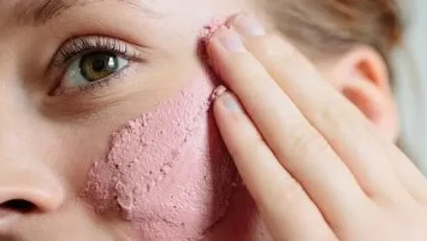 بمكونات من مطبخك.. استعيدي نضارة بشرتك واحمرار خدودك الطبيعي.