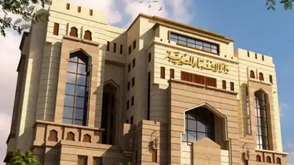 بيان دار الإفتاء.. حكم قراءة القرآن لمن يرتدي الحذاء داخل المنزل والمساجد