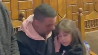 بين أحضان الفيشاوي.. ظهور مؤثر للطفلة تمارا في جنازة الفنانة سمية الألفي