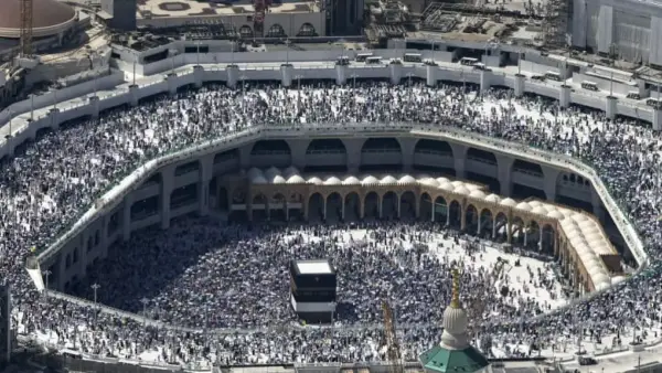 بين أروقة الحرم.. لقطات توثق إنقاذ رجل أمن لشخص حاول القفز بالمسجد الحرام